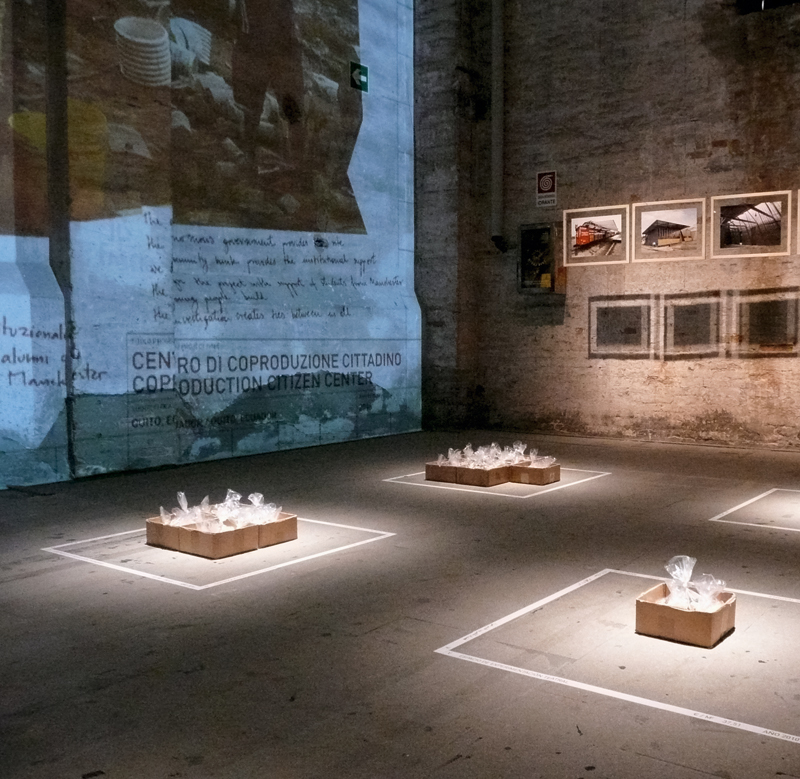 Al Borde aus Ecuador zeigt mit seiner Installation, ­dass sich ein Einsatz oder eine Arbeit lohnt, selbst wenn der Gewinn daraus noch so ­klein ist. Die Geld­haufen auf dem Boden zeigen die Baukosten pro Quadratmeter an verschiedenen Orten der Erde – wobei sich der Venedig-Haufen fast hüfthoch auftürmte.