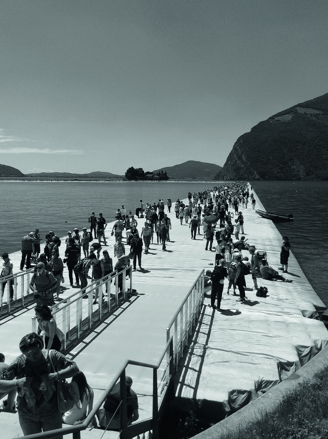 Christo e Jeanne Claude, The Floating Piers, Lago d'Iseo, 18 giugno - 3 luglio 2016.