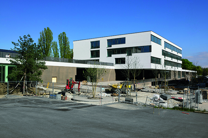 CITTÀ DI GINEVRA Site de Chandieu Oggetto del concorso: scuola e centro per l’infanzia (SIA 142, 1 grado, procedura aperta) Programma: edificio scolastico 16 classi, mensa, piscina, sala polivalente, centro per l’infanzia da 80 posti, pianificazione di un parco pubblico Vincitore: Mireille Adam-Bonnet e Pierre Bonnet