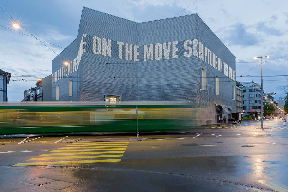 Eingelegte LED-Streifen in den Rillen der Friessteine beleuchten die Hohlkehlen der Backsteine.
