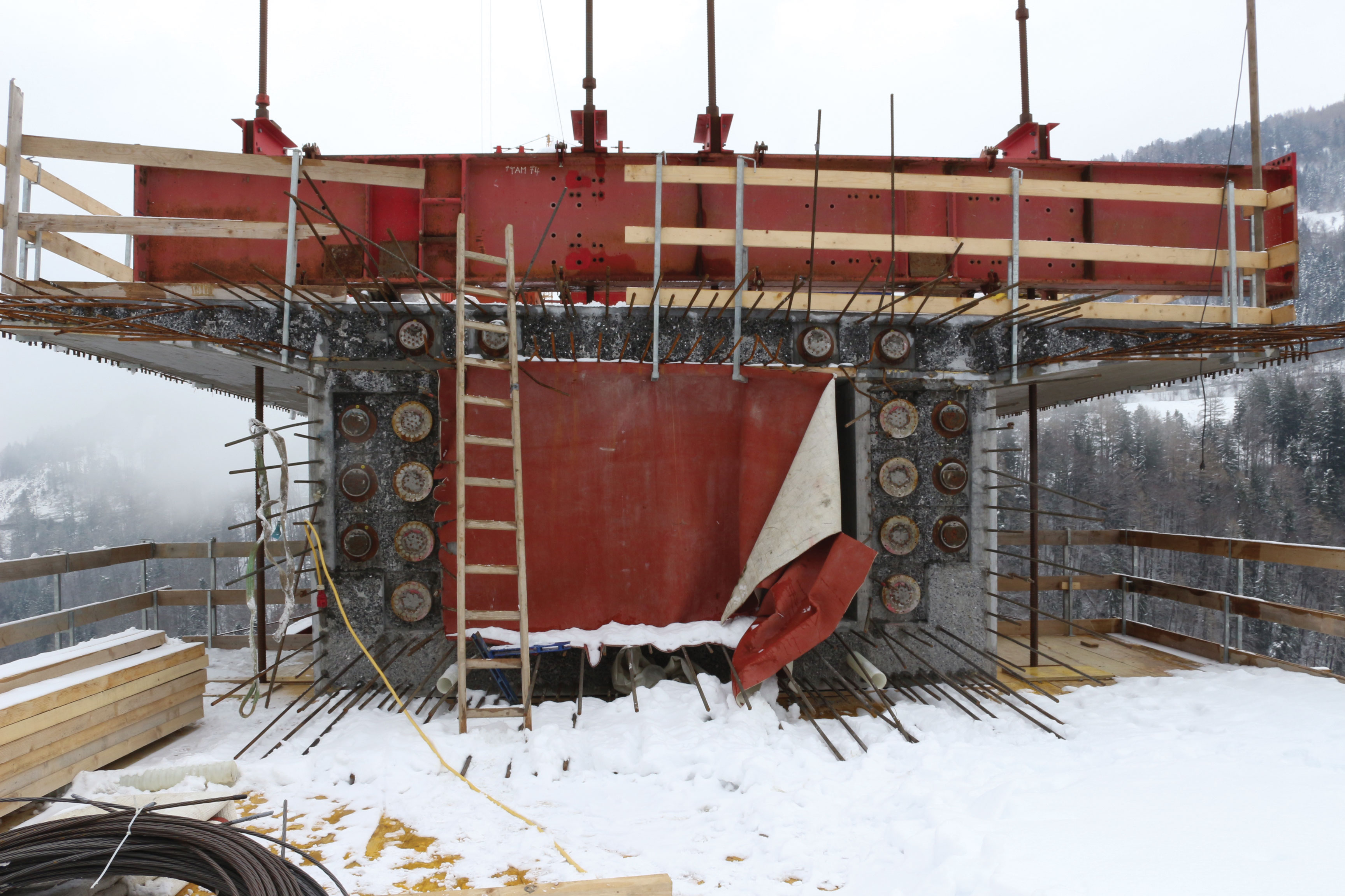 Armatures d’attente et têtes d’ancrage des câbles de précontrainte au droit d’une étape de bétonnage