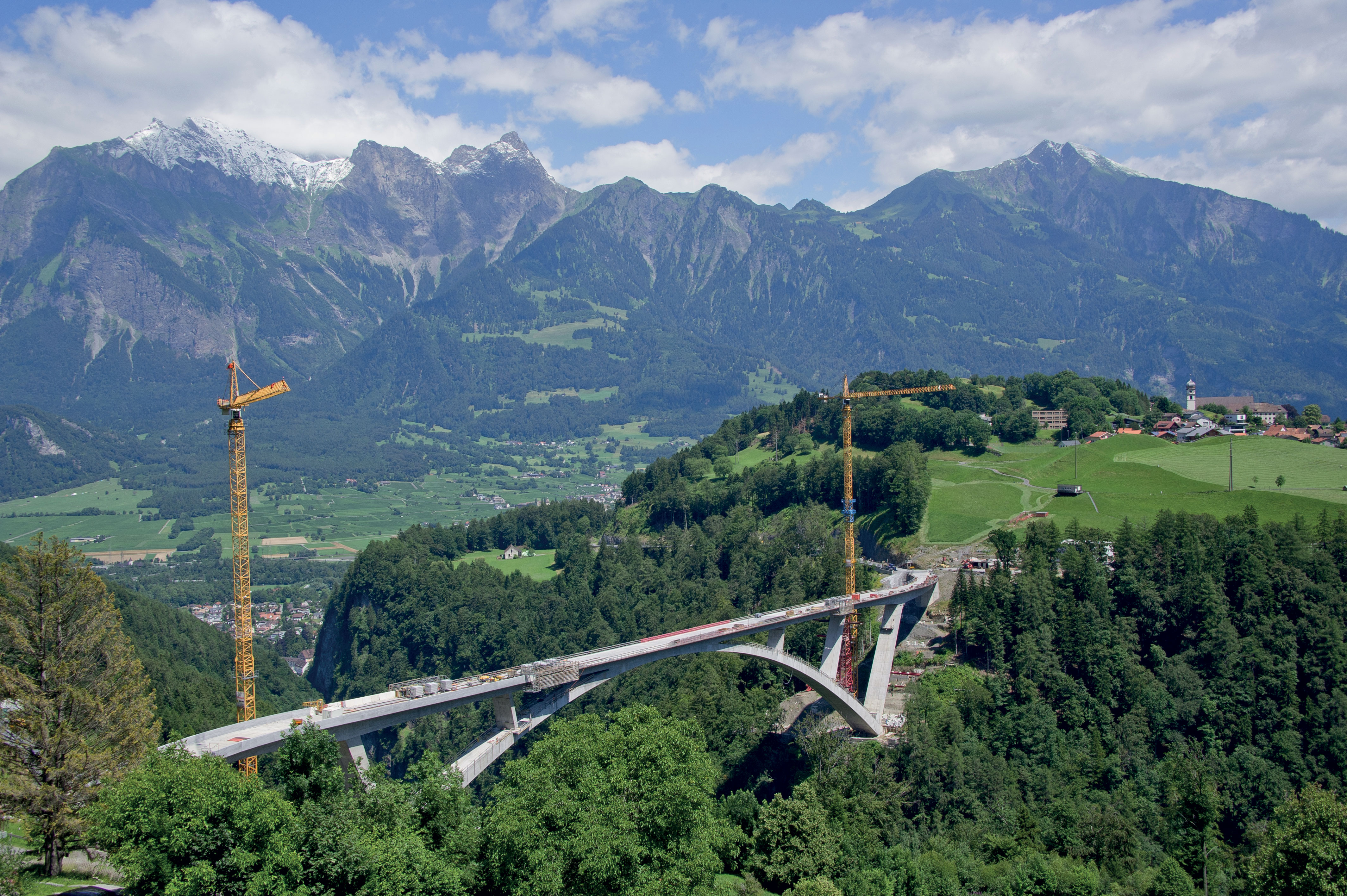 Le pont de la Tamina et le village de Pfäfers sur la droite