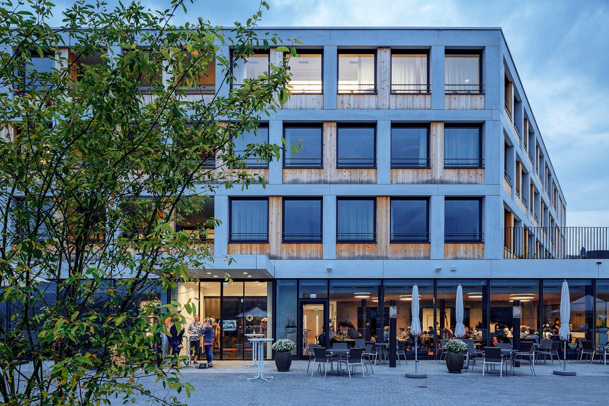 Aussenansicht des Alterszentrums Appenzell. Im obersten Geschoss gut erkennbar ist die dynamische Lichtdecke. Die Lichtdecken in den Aufenthaltsräumen werden über Bewegungsmelder aktiviert.