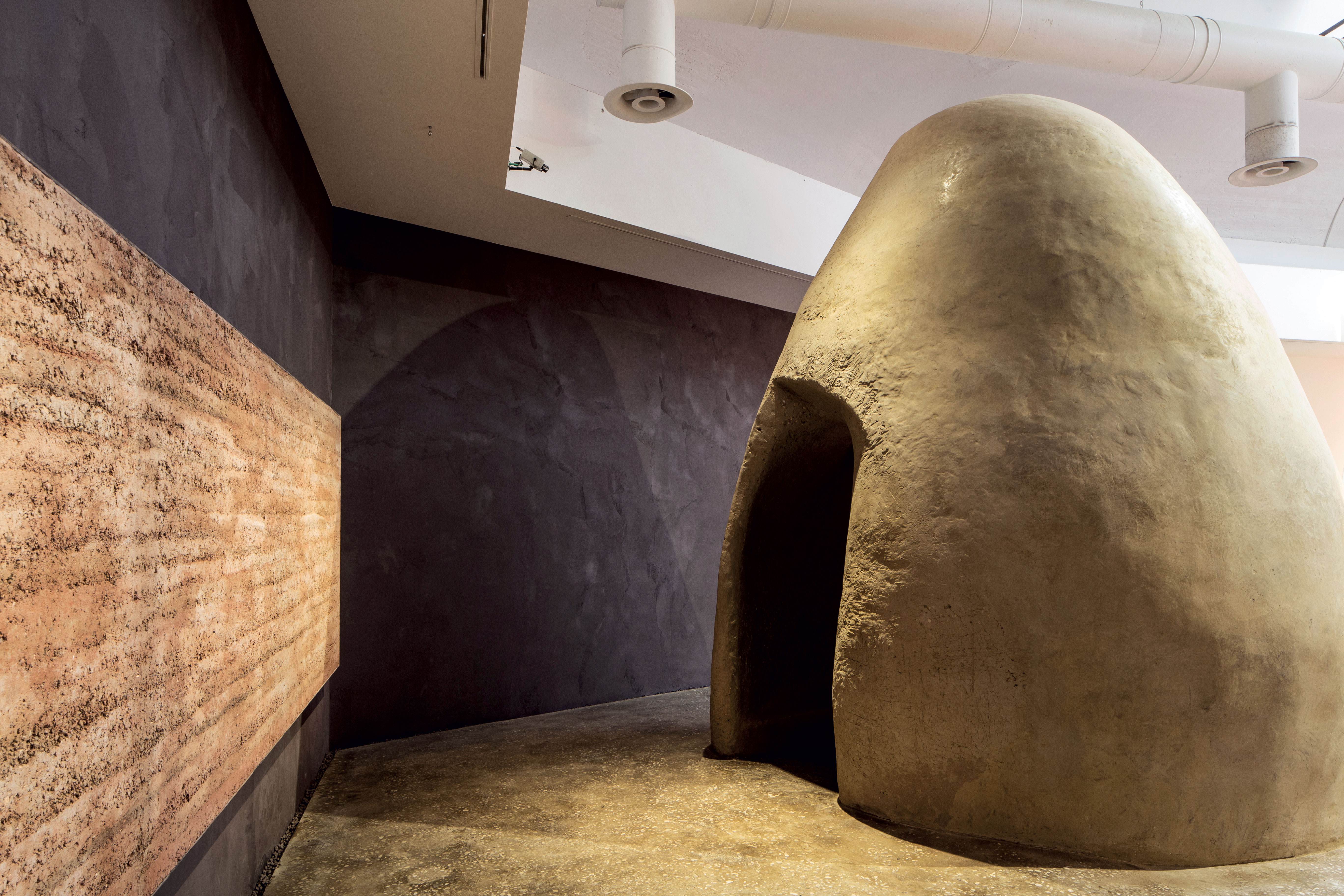 Pepita, l’œuvre en terre crue conçue par le Studio Anna Heringer avec Lehm Ton Erde Baukunst et Architektur­museum der Tum, exposée dans le pavillon central de la Biennale