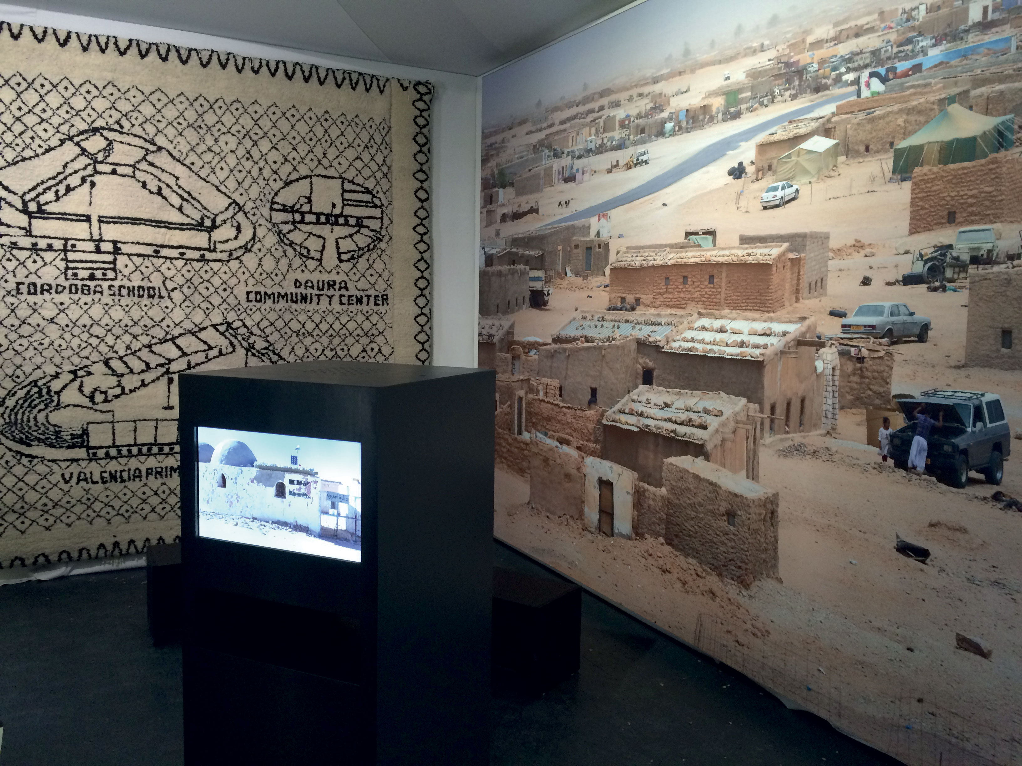 Le pavillon du Sahara occidental, par Manuel Herz Architects, présentant notamment les différentes techniques constructives utilisées par les réfugiés sahraouis dans les camps du sud algérien