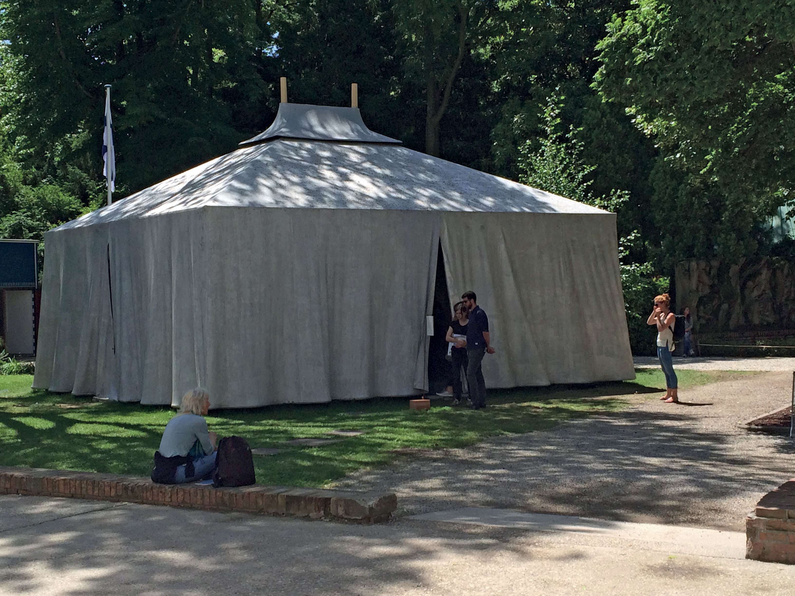 Le pavillon du Sahara occidental, par Manuel Herz Architects, présentant notamment les différentes techniques constructives utilisées par les réfugiés sahraouis dans les camps du sud algérien