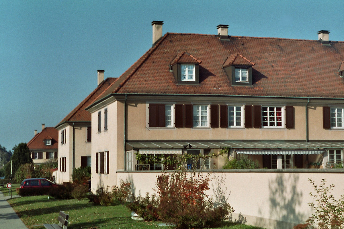 Aktuelle Aufnahme der Freidorf-Siedlung, Muttenz. Meyer selbst beschrieb das Freidorf als «halb Kloster und Anstalt, halb Gartenstadt und Juradorf».