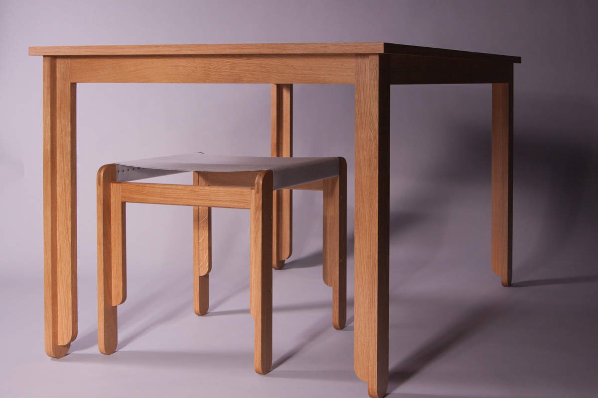 Tisch-Hocker Ensemble von Hannes Meyer, Replika Bauhaus Dessau. Ähnlich möbliert war der einstige Vorkurs-Raum des Bauhauses. Der Hocker ti245 soll bei entsprechender Nachfrage als Serienprodukt neu produziert werden.