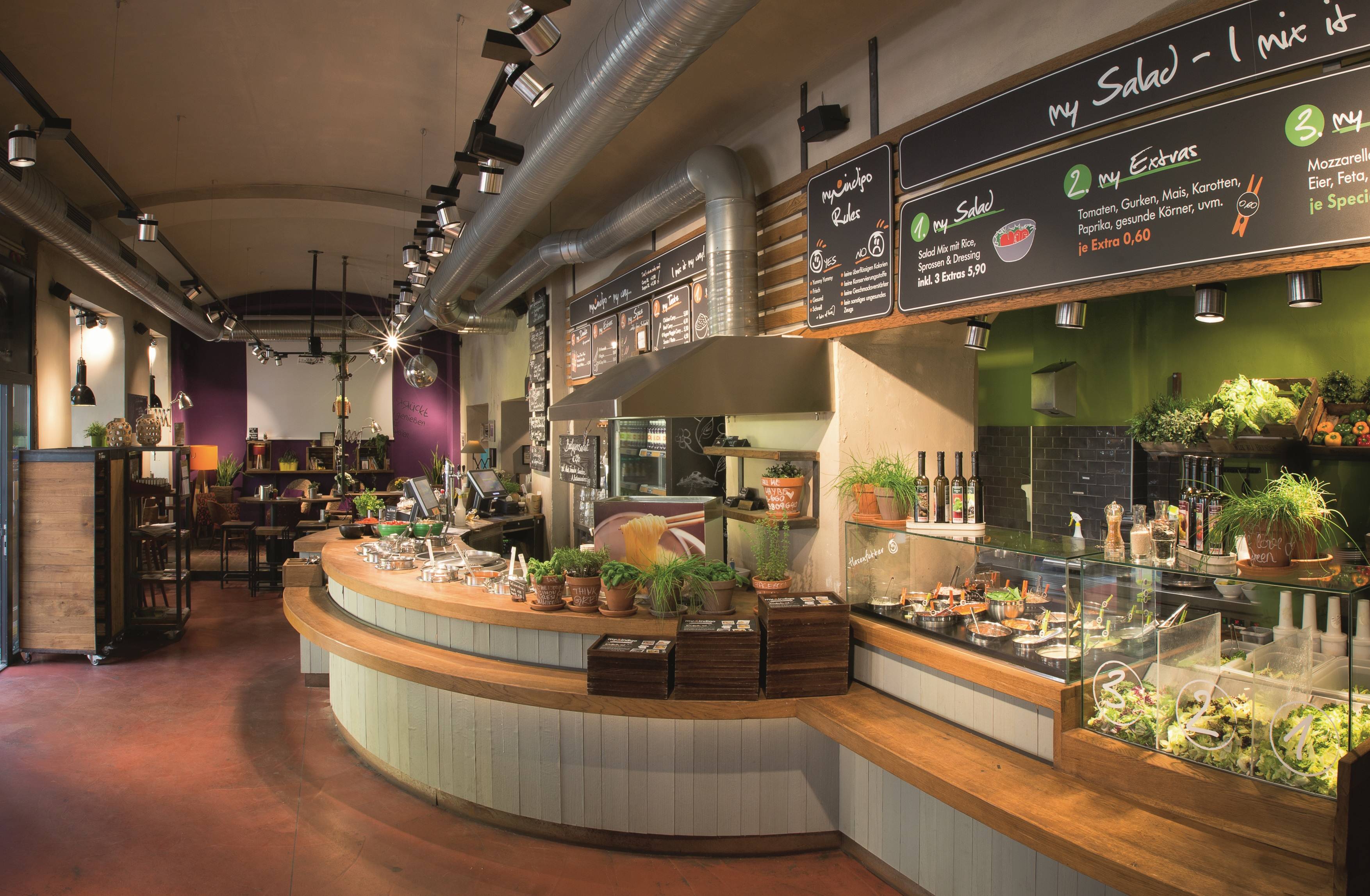 Die Salatbar My Indigo in Innsbruck betont die Frische ihres knackigen Angebots mit Special-LEDs von Prolicht.