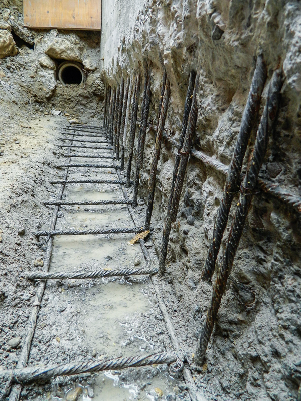 Freigelegte Hauptbewehrung einer Stützmauer während der destruktiven Untersuchungen 2012.