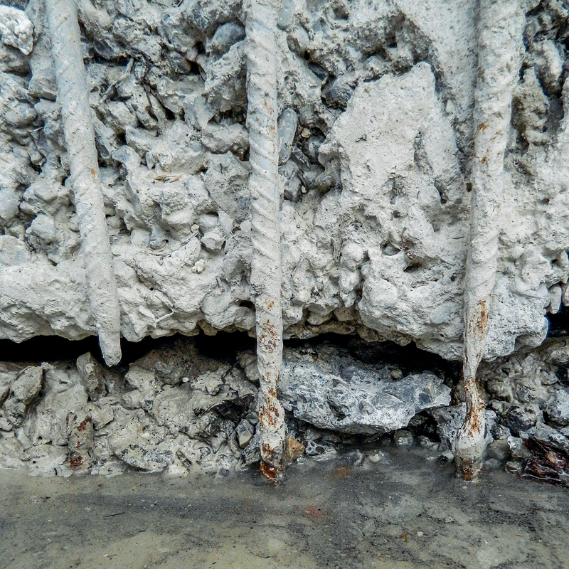 Hauptbewehrung eines Stützbauwerks mit erheblichem Korrosionsgrad und Querschnittsverlust.