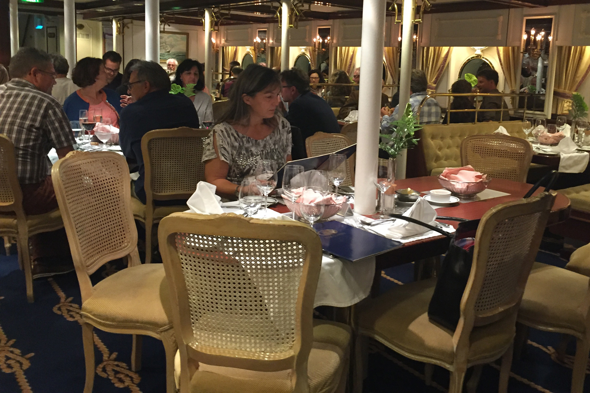 Das erste Abendessen in gediegenem Rahmen.