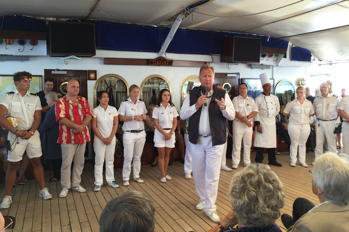 Der Kapitän stellt die leitenden Mitglieder der Crew vor – sie stammen aus 15 Ländern.