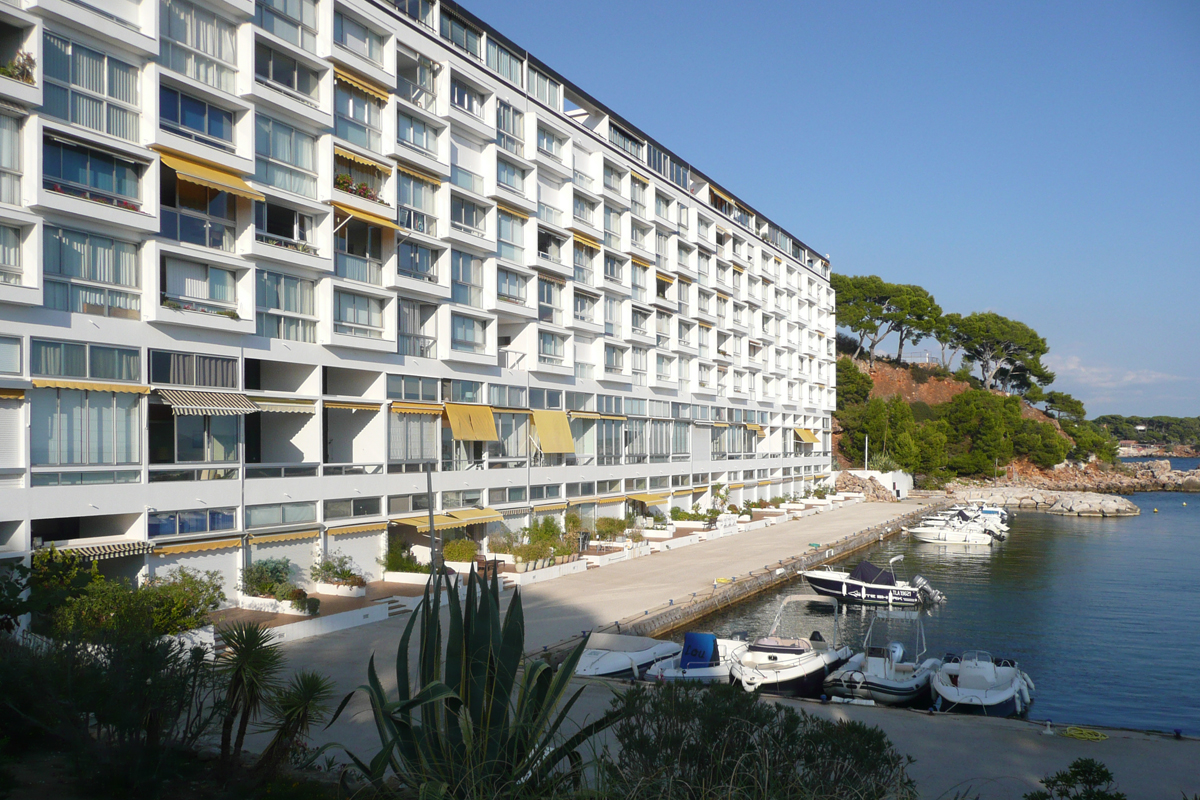 Ferienanlage in Bandol, 1963–1972, hier die untere Zeile: ein Meisterwerk von Jean Dubuisson, einem der wichtigsten Exponenten der französischen Nachkriegsmoderne.