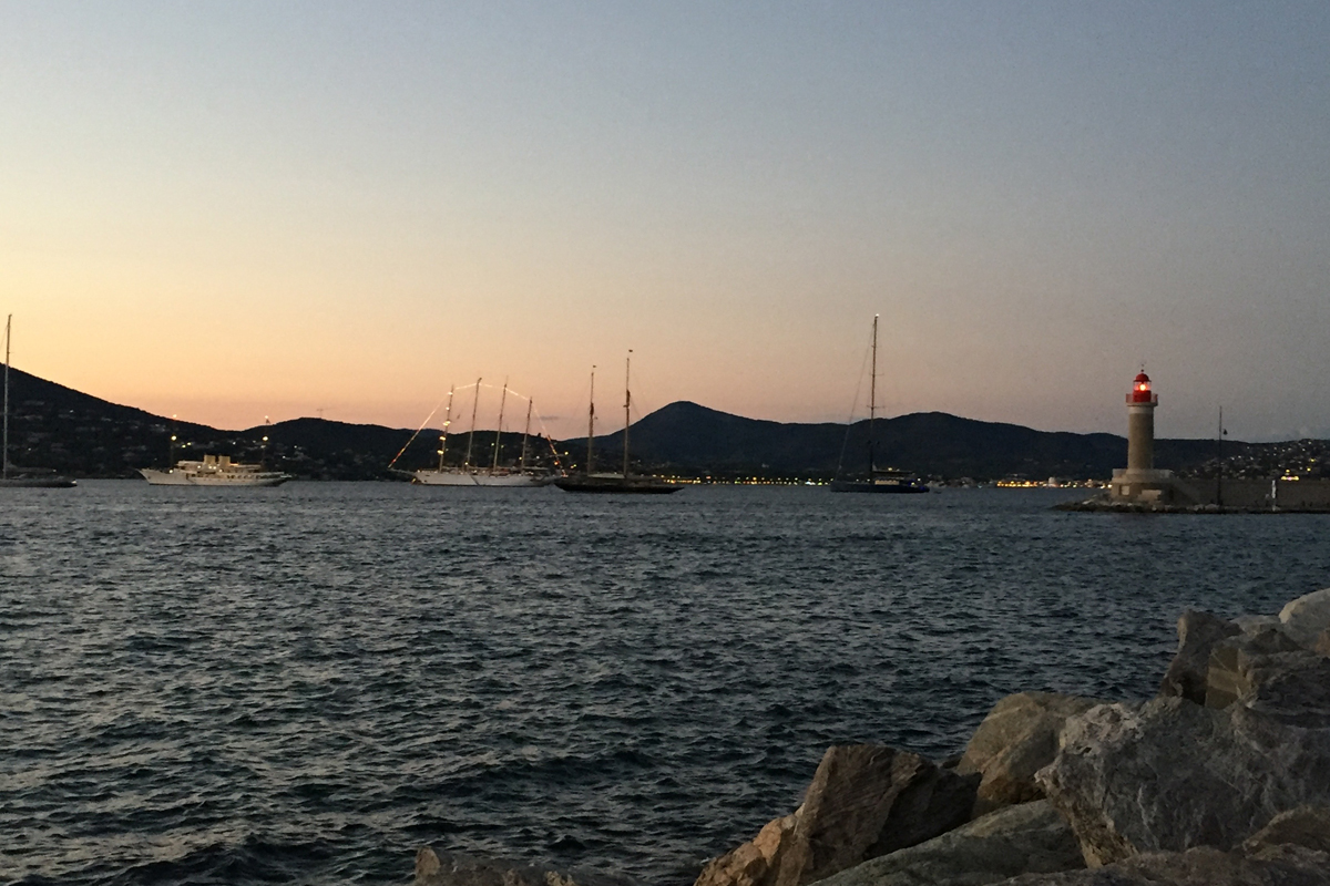 Der Hafen von Saint-Tropez in der Abenddämmerung – und die erleuchtete «Star Flyer».