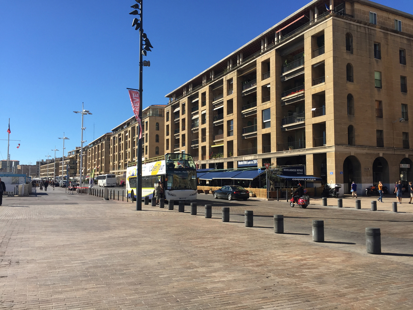 Die Kolonnaden mit den Balkonen darüber sind massive Steinkonstruktionen. Hinter der Steinfassade der Wohnräume verbirgt sich dagegen eine verlorene Schalung.