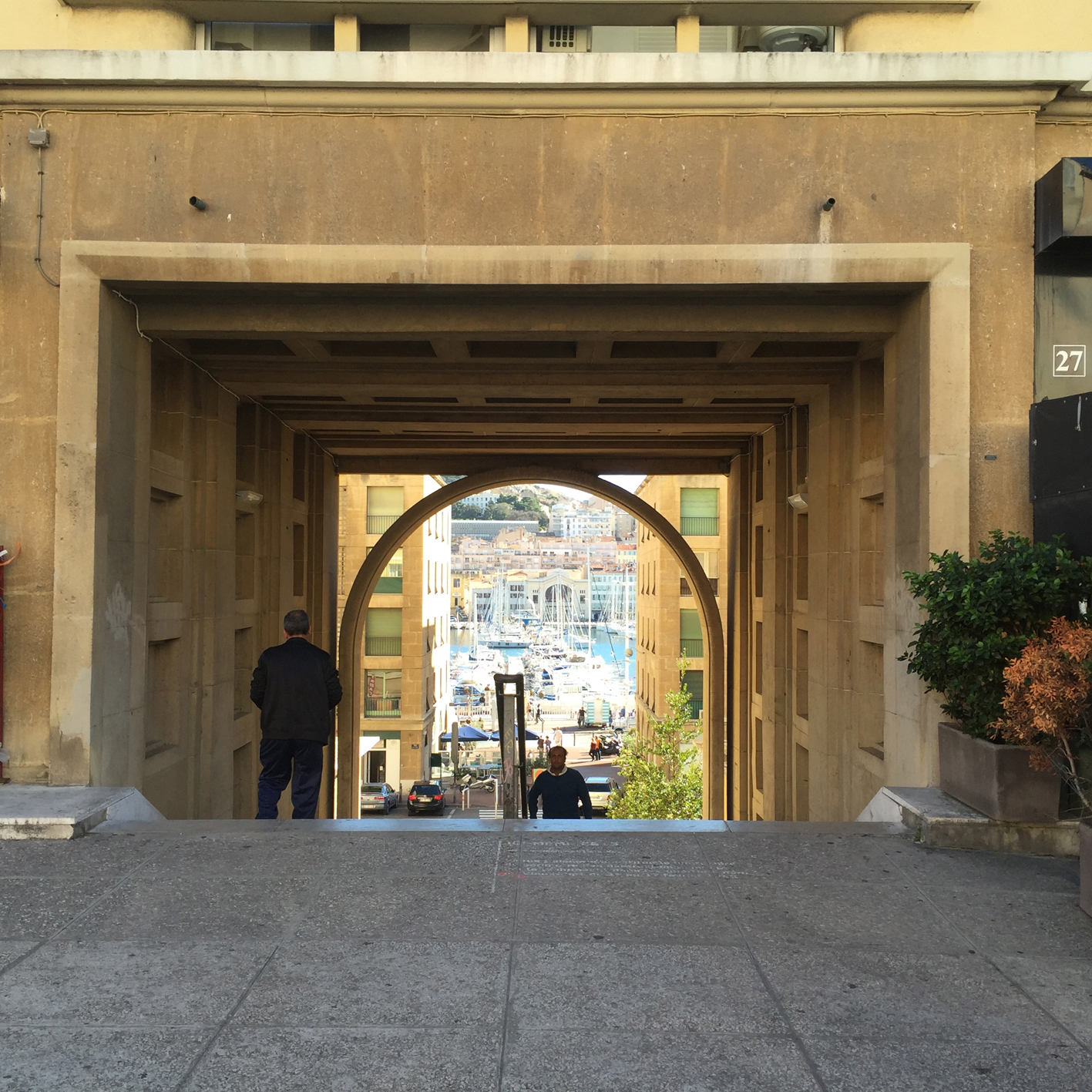 Durchgänge am Ende der Treppen geben die Sicht auf den Hafen und die Boote frei.