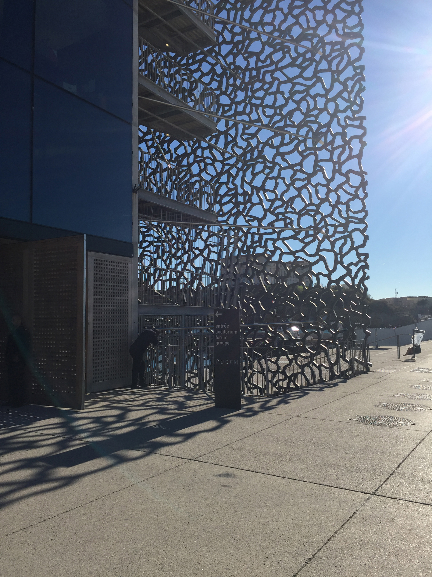 Das MuCem von Ruddy Rincciotti wirkt nach dem ersten faszinierenden Anblick aus der Ferne von Nahem im Detail etwas flüchtig und oberflächlich gelöst.