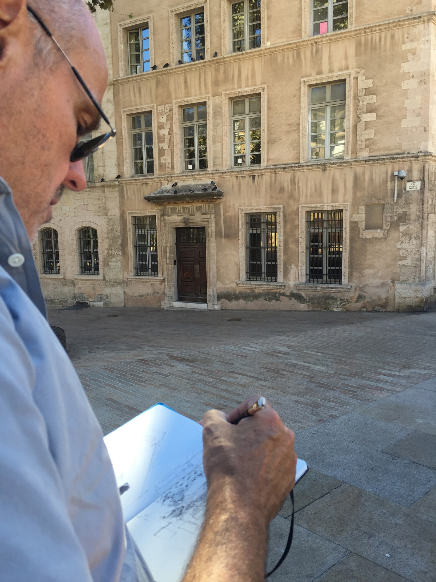 Christian Wäckerlin beim skizzieren über die Schultern geschaut.