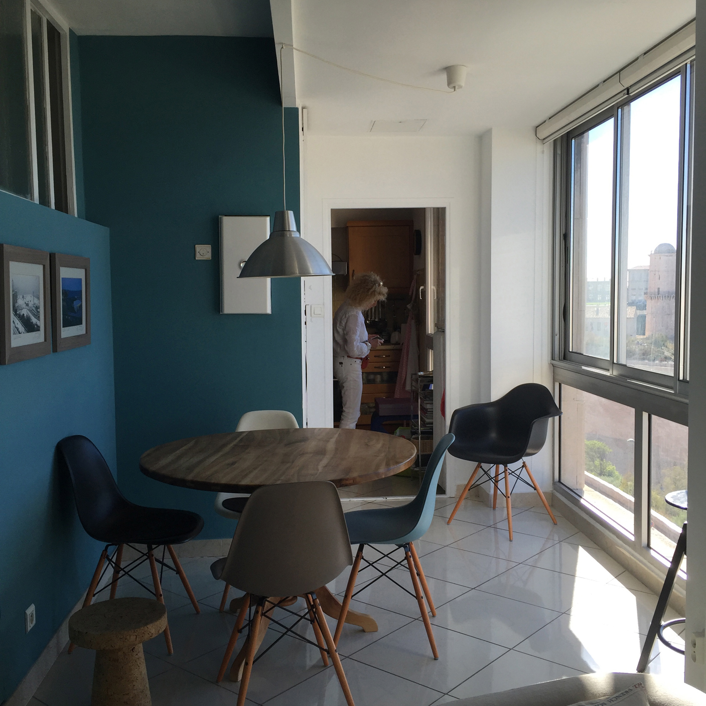 In den Wohnungen wurden die ehemaligen, geschlossenen Waschküchen gegen Aussen geöffnet und dienen heute als zusätzlicher Wohnraum.