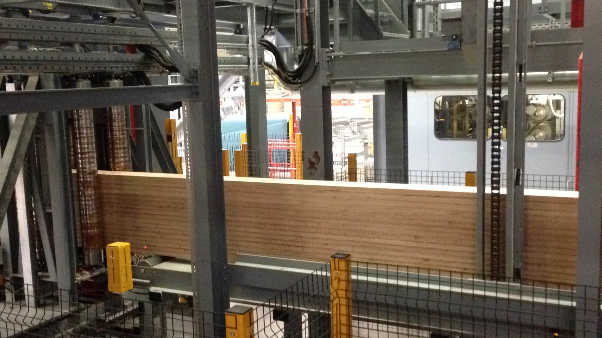 BauBuche aus Creuzburg (D). Die Firma Pollmeyer produziert Platten und Träger aus Buchenholz für Möbel, Innenausbau und Baukonstruktion. Im Bild zu sehen sind geschichtete Lamellen, die auf der Produktionslinie in die Balkenpresse verschoben werden.