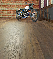 Eine Diele des Spanplattenwerks Swiss Krono, dem Vorbild von massivem und rustikalem Echtholz nachempfunden. Auch Kenner müssen genau hinsehen, um den Unterschied zum Original zu erkennen.