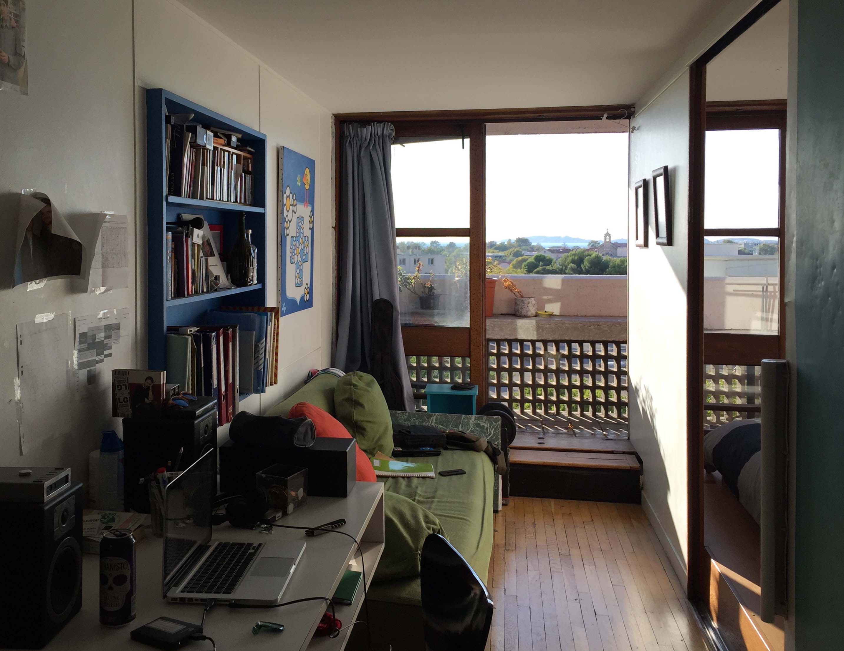 Le Corbusier: Cité Radieuse, Marseille, 1947–1952: Blick in eine Maisonnettewohnung, Zimmer obere Ebene.