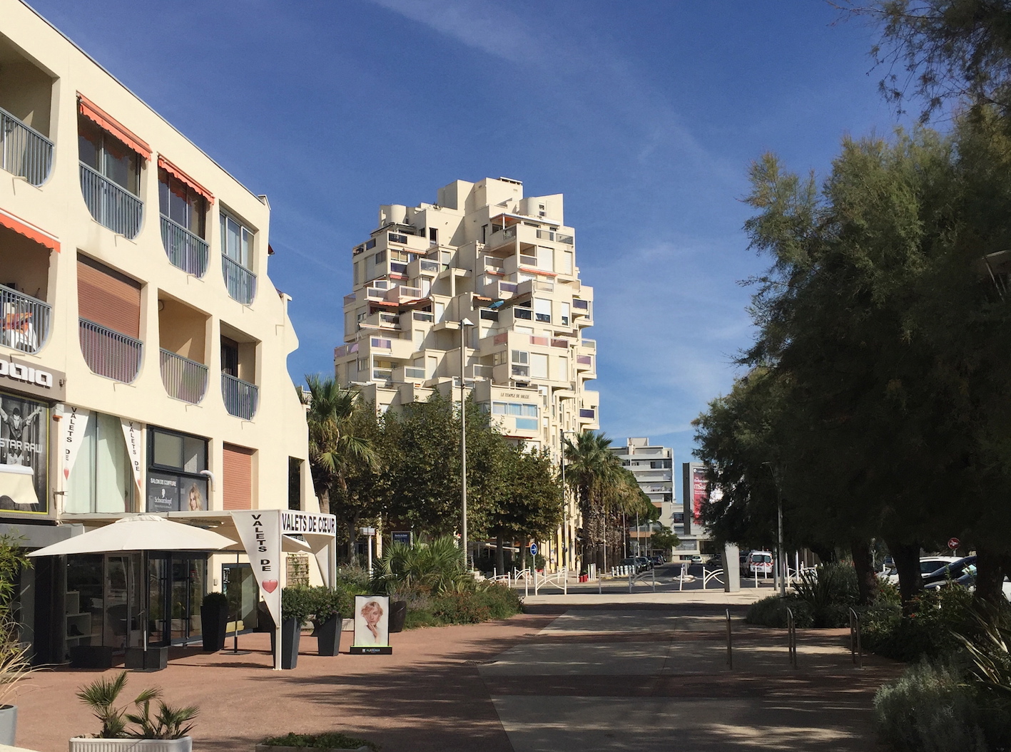 Jeder Bau in La Grande Motte zeichnet sich durch seine spezielle Grossform und durch seine geometrischen Fassadenelemente oder die Ausschnitte der Veranden aus.