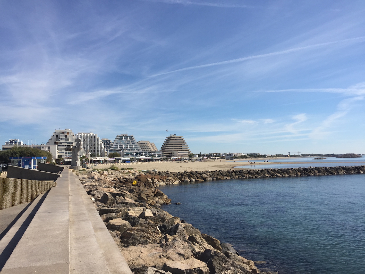 Die karge Strandlandschaft steht im Kontrast zur üppigen Vegetation im Innern der Anlage.