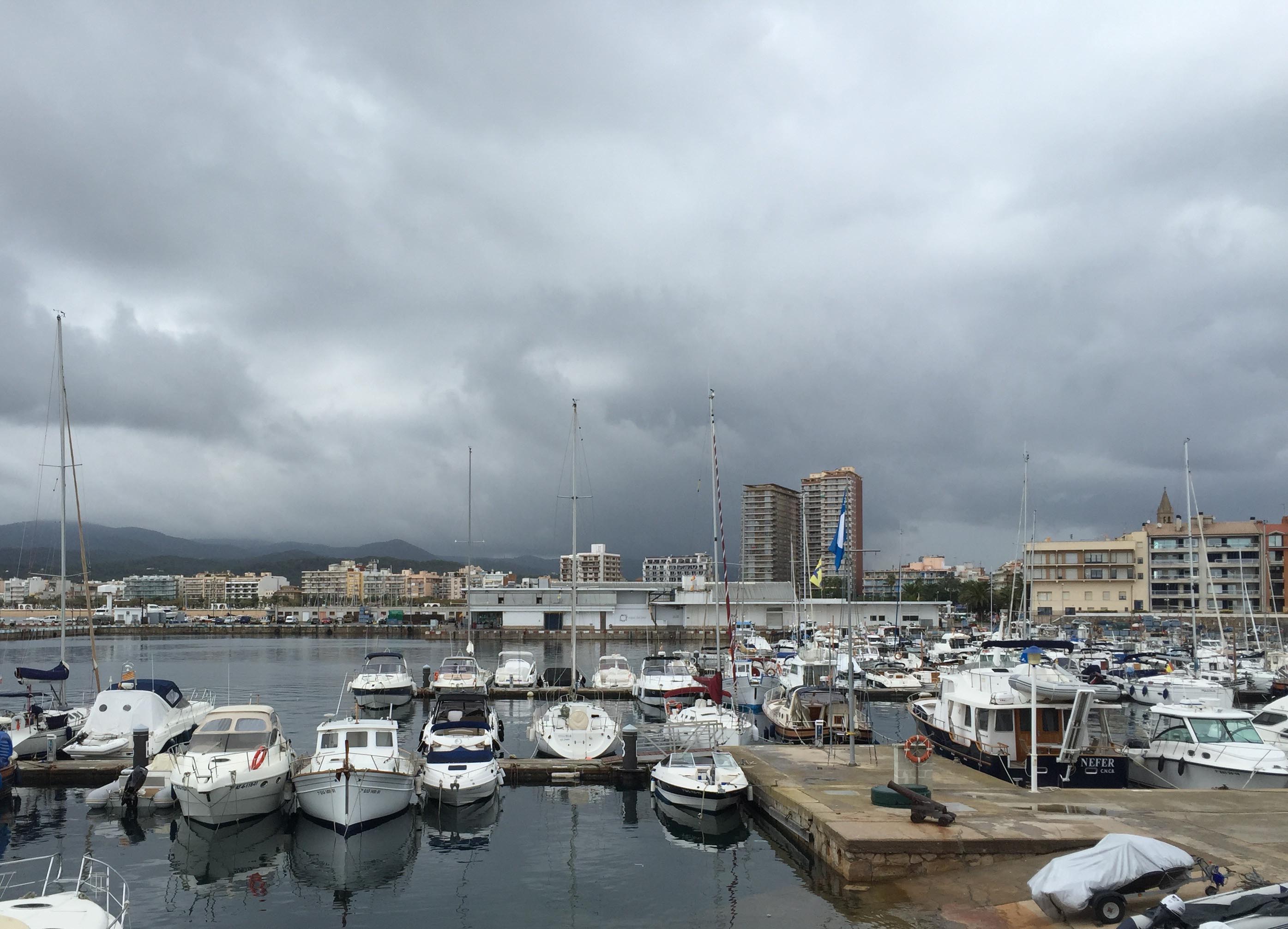Der Hafen von Palamos: Um diese Jahreszeit sind fast nur Fischerboote unterwegs, die Feriengäste sind schon weg.