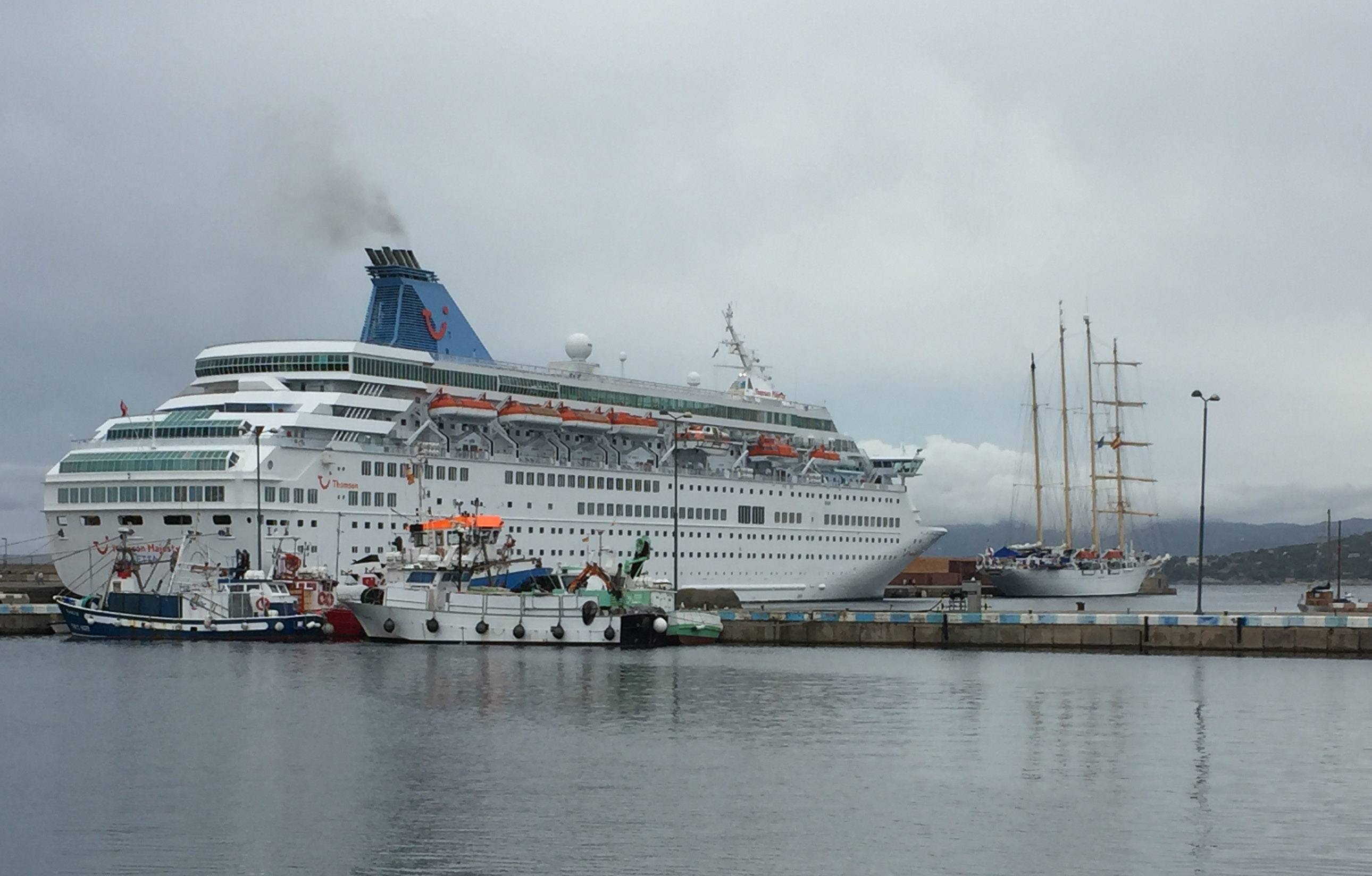 Die «Star Flyer» im Hafen von Palamos: Im Vergleich mit anderen Kreuzfahrtschiffen wirkt selbst unser stolzer Viermaster bescheiden.