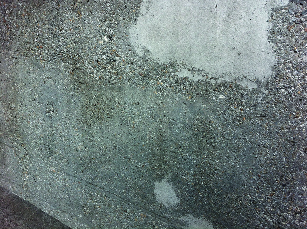 Parte bassa, restauro con malta riproducendo aggregati rocciosi; parte alta, restauro con malta convenzionale.