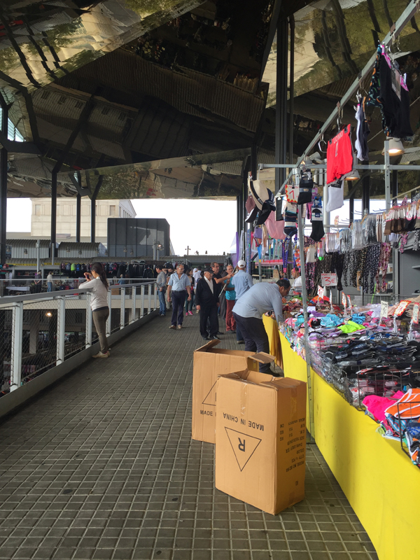 Blick auf die Marktstände.