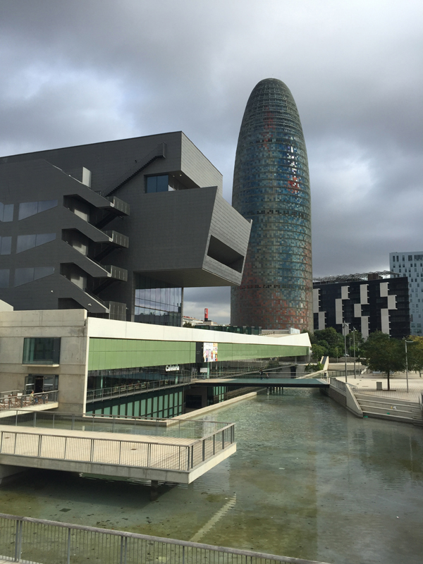 Das Museu del Disseny de Barcelona steht an prominenter Lage. Die Aussenraumgestaltung am Hintereingang dient vor allem der Repräsentation des Baus.