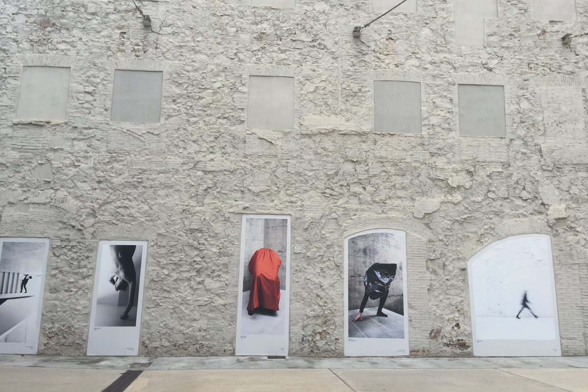 Die Fassade des Museo Can Framis spielt mit den verschiedenen baulichen Eingriffen die im Lauf der Zeit für Umnutzungen vorgenommen wurden.