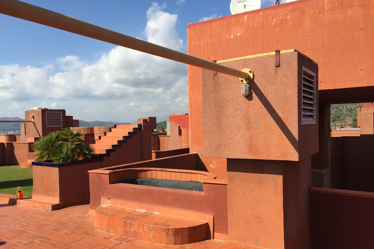 Eine eigenständige Dachlandschaft mit Aufbauten, Rasen und zwei Pools lädt ein zum Sitzen und Spielen.