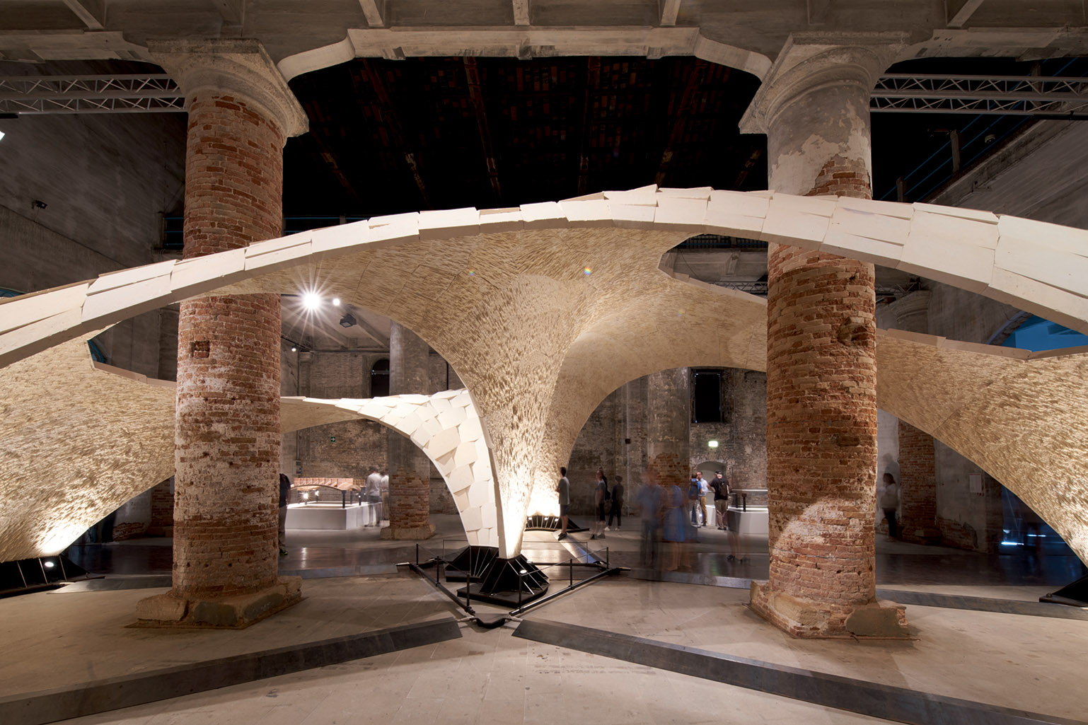 Il «Block Research Group» del Politecnico federale di Zurigo presenta all’Arsenale una struttura portante a guscio, senza acciaio.