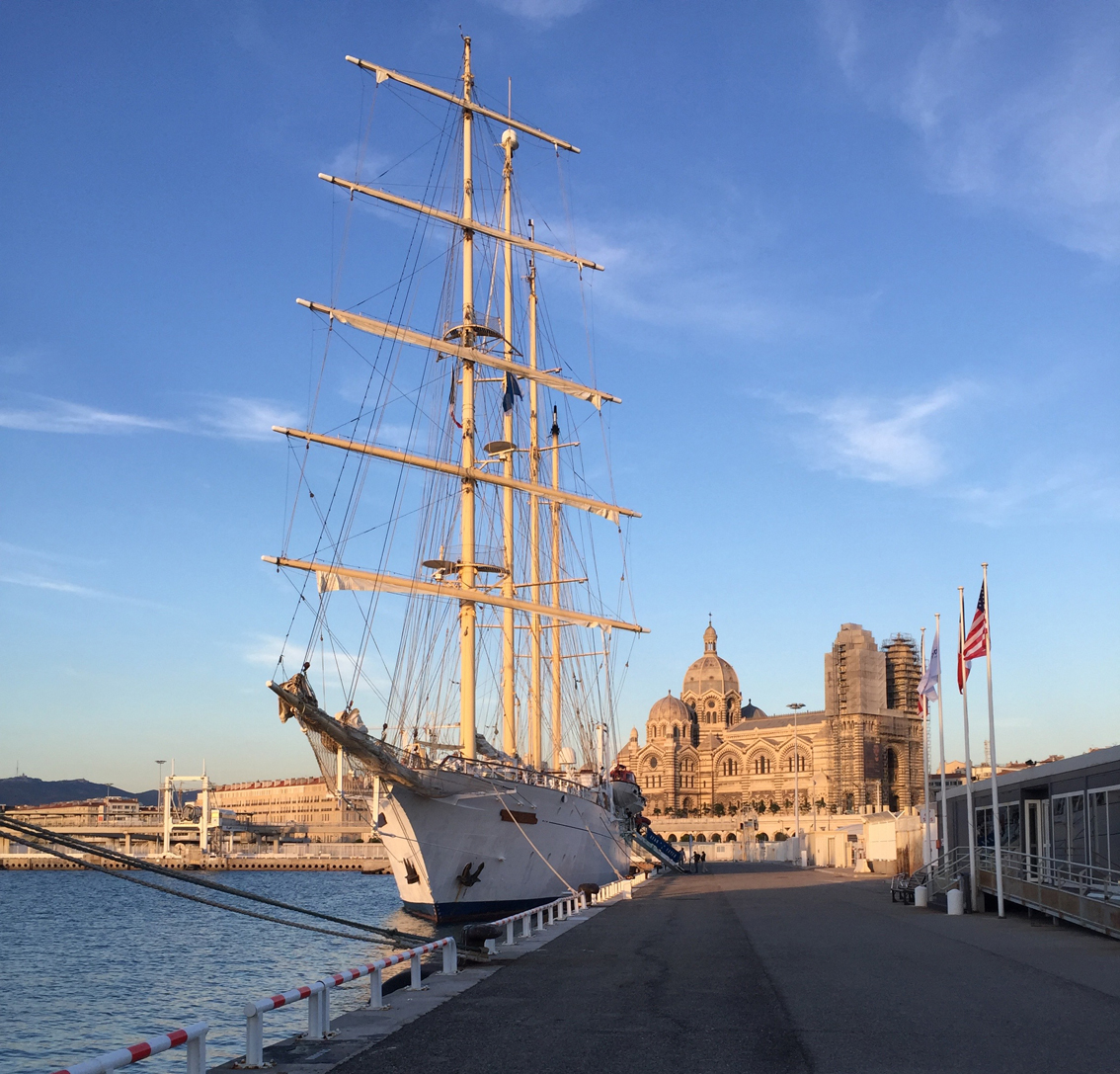 Die «Star Flyer» im Hafen von Marseille, im Hintergrund die Kathedrale La Major.