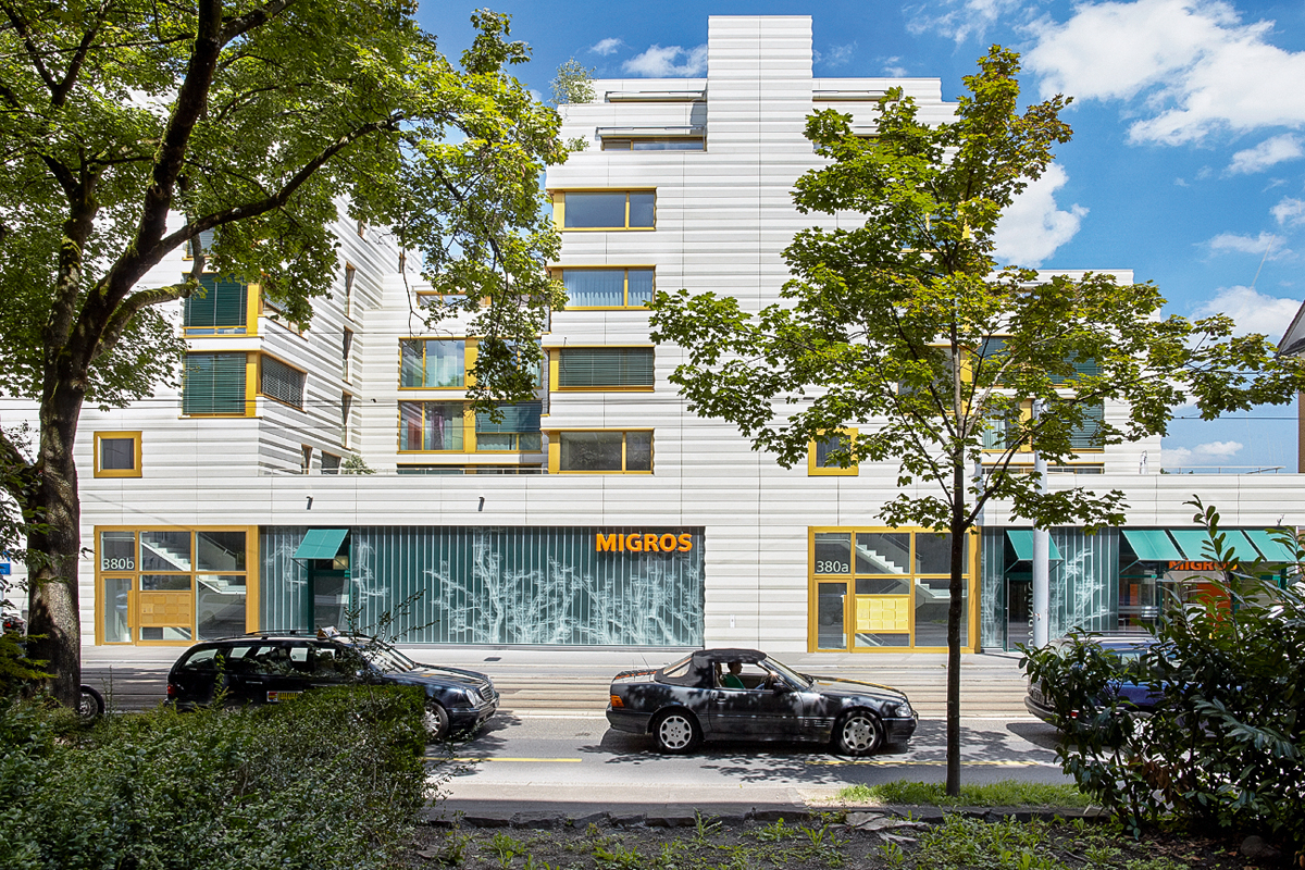 Von aussen ist es ihm nicht anzusehen, aber das Wohnhaus Badenerstrasse in Zürich (Baujahr 2010, vgl. TEC21 23/2010) ist in Holz-Systembauweise erstellt.