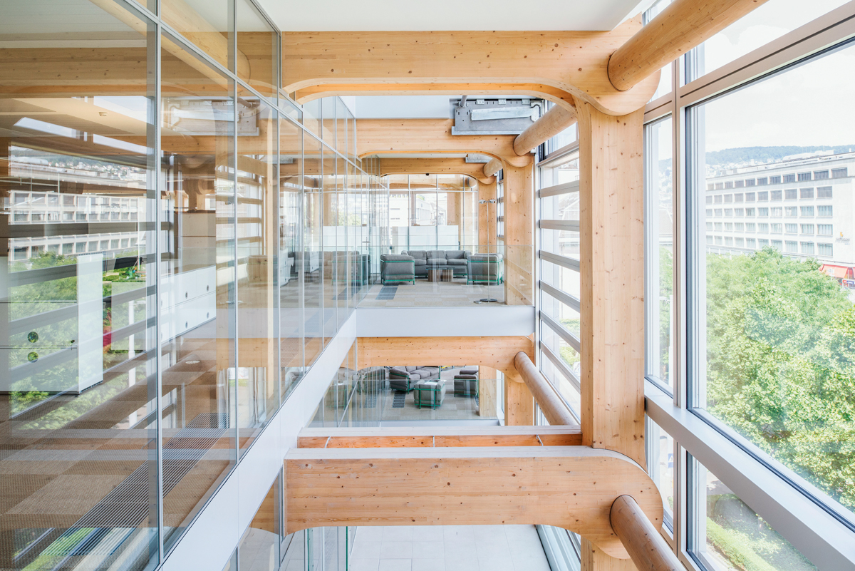 Beim Tamedia-Verlagshaus in Zürich (Baujahr 2013, vgl. TEC21 46/2013) sorgen flexible Grundrisse sowie die Tren­­nung von Konstruktion, Technik und Ausbau für räumliche Nutzungsflexibilität. Die Holzverbindungen sind fast gänzlich ohne Metallteile ausgeführt, die Leuchten gut erreichbar in die Zwischenräume der Holzträger eingefügt.