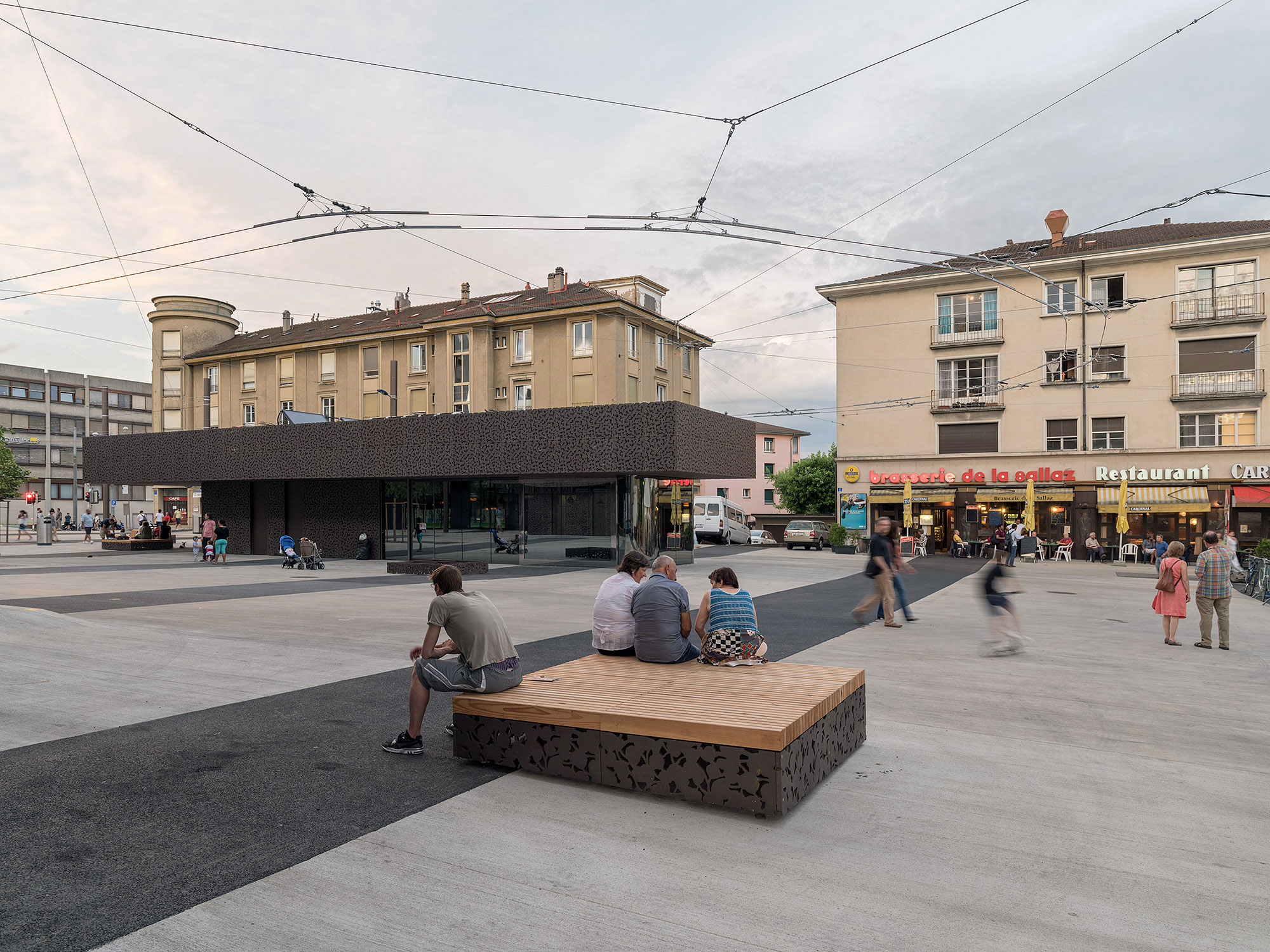 Au centre de la place, les cafés peuvent désormais déployer leurs terrasses. Le traitement des bancs fait écho à celui des édicules multifonction.