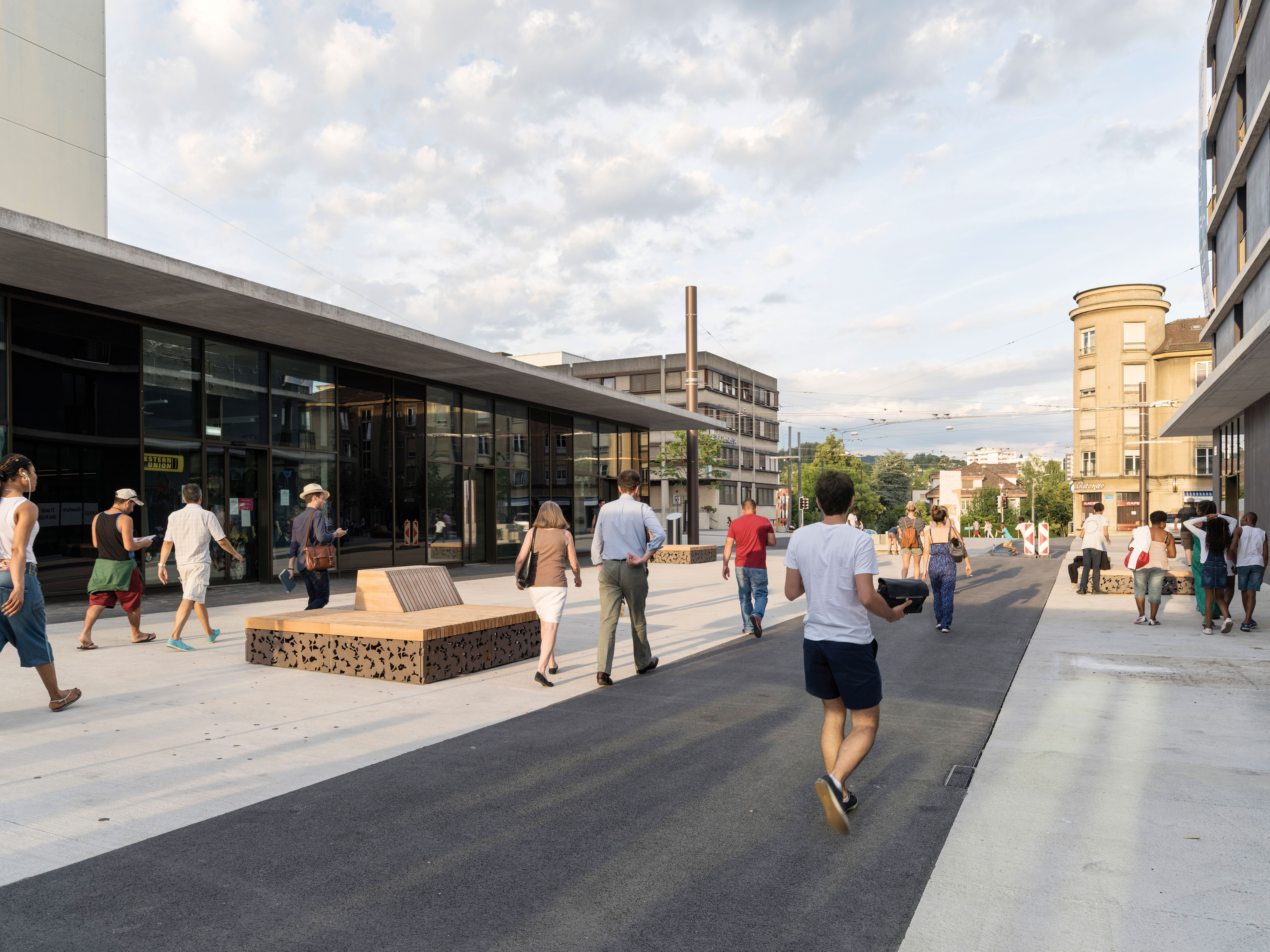 Les socles de commerces et de bureaux encadrent le passage entre la station de métro M2 et la plateforme bus.