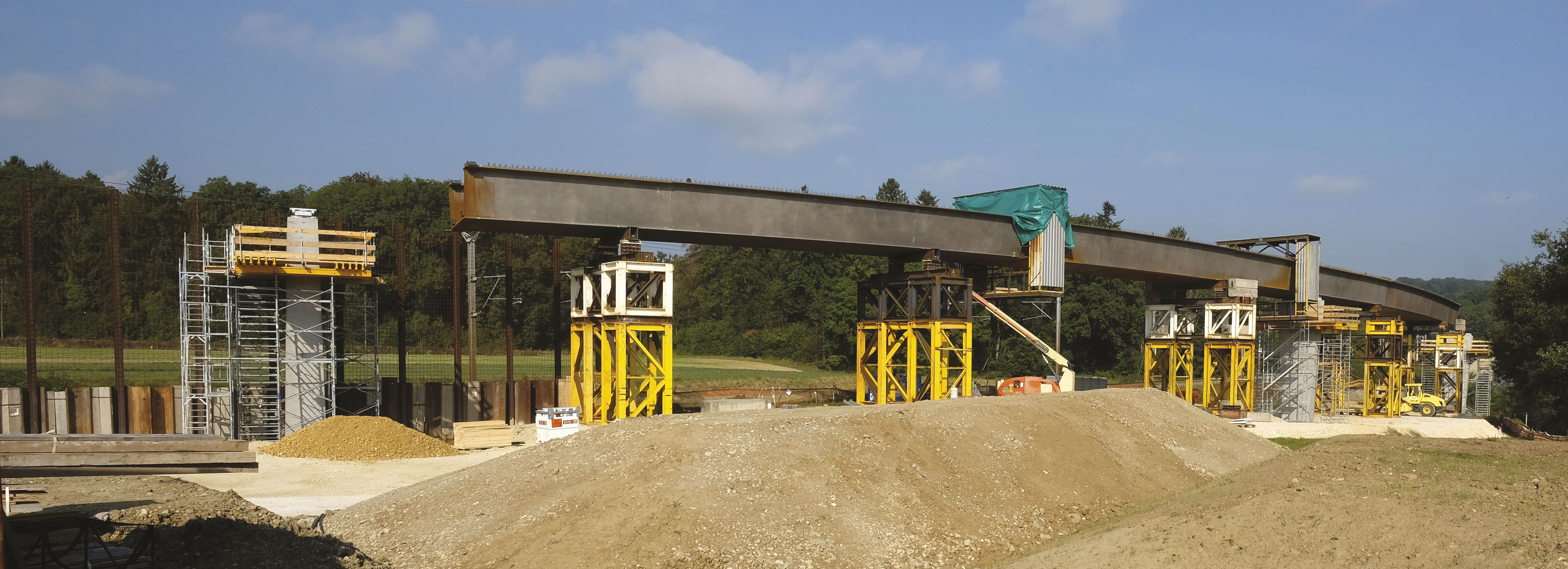 Poutre métallique en cours de montage