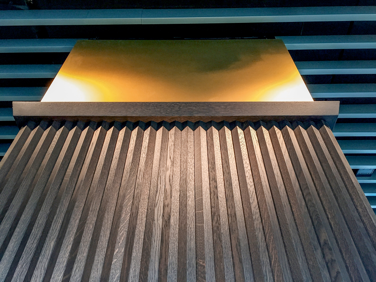 Goldene Kapitelle reflektieren das Licht.