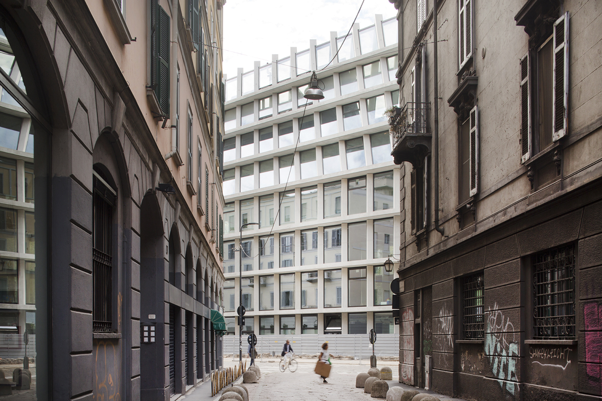 Die Bibliothek ist auf die Sammlung und Erhaltung von dokumentarischem Material über die Geschichte der Arbeiterbewegung spezialisiert. Der Eintritt ist kostenlos und steht der Öffentlichkeit zur Verfügung.