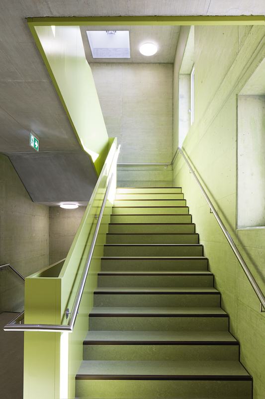 Treppe: Räumlicher und inhaltlicher Dreh- und Angelpunkt.