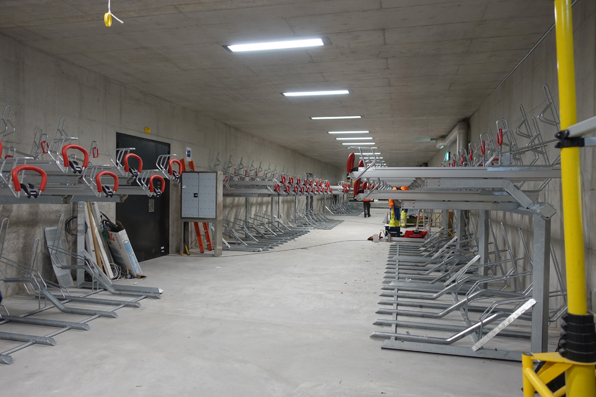 Einer der drei unterirdischen Veloabstellhallen, die insgesamt 400 Veloparkplätze bieten. Diese sind mit Steckdosen für E-Bikes ausgerüstet (Handys könnte man hier auch aufladen, aber wohl nicht abstellen).