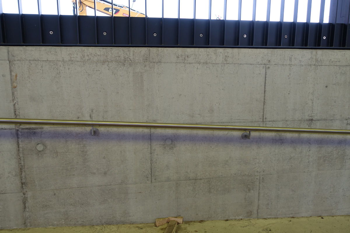 Das Schalungsmuster, das in den Beton gedrückt wurde, ist an jeder Mauer sichtbar. Das regelmässige Bild galt es über die gesamte Bauzeit von vier Jahren fortzusetzen.