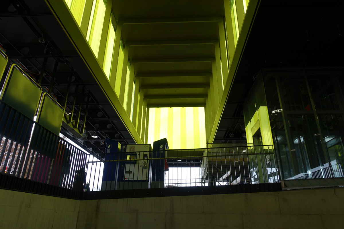 Der Baldachin, der auf der Nord- und Südseite mit gelbgrünem Glas gebaut wurde, über den Velorampen.