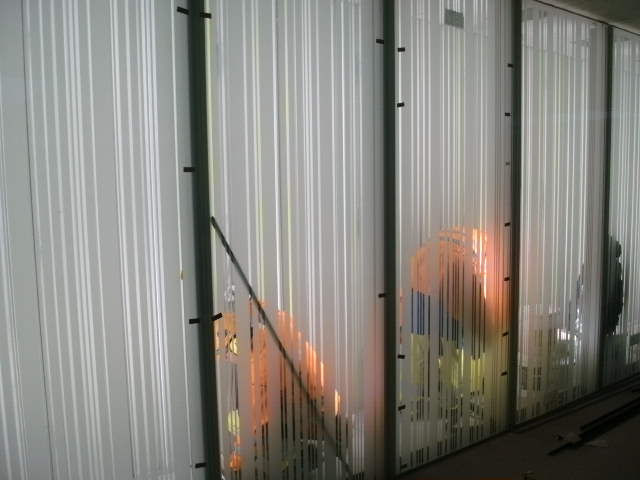 Die letzten Arbeiten hinter der Lichtwand in der östlichen Quartiersverbindung.